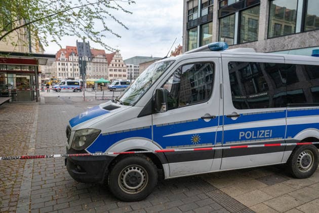 Leipzig - Einen Tag nach der Amok-Fahrt: Stadt steht unter Schock, Polizei sperrt weiter Tatort ab, Wochenmarkt abgesagt 05.05.2026 gegen 7.30 Uhr Leipzig, Thomasgasse Markt Fotograf: EHL Media Erik-Holm Langhof Einen Tag nach dem tragischen Ende einer Amok-Fahrt durch die Leipziger Innenstadt laufen die Ermittlungen der Polizei zu den Tatumständen weiter. Wie die Polizei am Abend mitteilte, liefen die Ermittlungen gegen einen 33-jährigen Deutschen. Ihm wird vorgeworfen, eine 63-jährige Frau und einen 77-jährigen Mann mit einem VW Taigo erfasst und getötet sowie weitere Menschen verletzt zu haben. Es werde wegen zweifachen Mordes und mehrfachen Mordversuchs ermittelt. Die mutmaßlichen Hintergründe der Tat sind Gegenstand der laufend Copyright: xEHLxMedia Erik-HolmxLanghofx 20260505_amok-tag2-leipzig_10