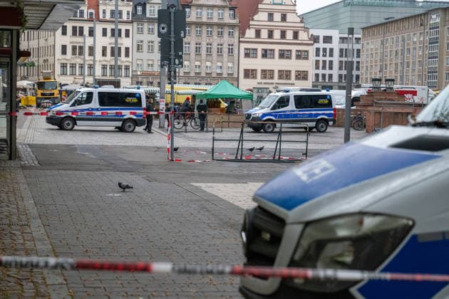 Leipzig - Einen Tag nach der Amok-Fahrt: Stadt steht unter Schock, Polizei sperrt weiter Tatort ab, Wochenmarkt abgesagt 05.05.2026 gegen 7.30 Uhr Leipzig, Thomasgasse Markt Fotograf: EHL Media Erik-Holm Langhof Einen Tag nach dem tragischen Ende einer Amok-Fahrt durch die Leipziger Innenstadt laufen die Ermittlungen der Polizei zu den Tatumständen weiter. Wie die Polizei am Abend mitteilte, liefen die Ermittlungen gegen einen 33-jährigen Deutschen. Ihm wird vorgeworfen, eine 63-jährige Frau und einen 77-jährigen Mann mit einem VW Taigo erfasst und getötet sowie weitere Menschen verletzt zu haben. Es werde wegen zweifachen Mordes und mehrfachen Mordversuchs ermittelt. Die mutmaßlichen Hintergründe der Tat sind Gegenstand der laufend Copyright: xEHLxMedia Erik-HolmxLanghofx 20260505_amok-tag2-leipzig_11