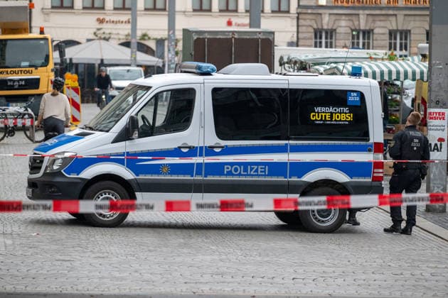 Leipzig - Einen Tag nach der Amok-Fahrt: Stadt steht unter Schock, Polizei sperrt weiter Tatort ab, Wochenmarkt abgesagt 05.05.2026 gegen 7.30 Uhr Leipzig, Thomasgasse Markt Fotograf: EHL Media Erik-Holm Langhof Einen Tag nach dem tragischen Ende einer Amok-Fahrt durch die Leipziger Innenstadt laufen die Ermittlungen der Polizei zu den Tatumständen weiter. Wie die Polizei am Abend mitteilte, liefen die Ermittlungen gegen einen 33-jährigen Deutschen. Ihm wird vorgeworfen, eine 63-jährige Frau und einen 77-jährigen Mann mit einem VW Taigo erfasst und getötet sowie weitere Menschen verletzt zu haben. Es werde wegen zweifachen Mordes und mehrfachen Mordversuchs ermittelt. Die mutmaßlichen Hintergründe der Tat sind Gegenstand der laufend Copyright: xEHLxMedia Erik-HolmxLanghofx 20260505_amok-tag2-leipzig_12