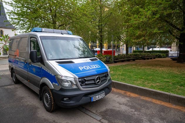 Leipzig - Einen Tag nach der Amok-Fahrt: Stadt steht unter Schock, Polizei sperrt weiter Tatort ab, Wochenmarkt abgesagt 05.05.2026 gegen 7.30 Uhr Leipzig, Thomasgasse Markt Fotograf: EHL Media Erik-Holm Langhof Einen Tag nach dem tragischen Ende einer Amok-Fahrt durch die Leipziger Innenstadt laufen die Ermittlungen der Polizei zu den Tatumständen weiter. Wie die Polizei am Abend mitteilte, liefen die Ermittlungen gegen einen 33-jährigen Deutschen. Ihm wird vorgeworfen, eine 63-jährige Frau und einen 77-jährigen Mann mit einem VW Taigo erfasst und getötet sowie weitere Menschen verletzt zu haben. Es werde wegen zweifachen Mordes und mehrfachen Mordversuchs ermittelt. Die mutmaßlichen Hintergründe der Tat sind Gegenstand der laufend Copyright: xEHLxMedia Erik-HolmxLanghofx 20260505_amok-tag2-leipzig_13
