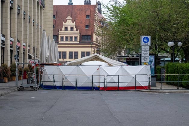 Leipzig - Einen Tag nach der Amok-Fahrt: Stadt steht unter Schock, Polizei sperrt weiter Tatort ab, Wochenmarkt abgesagt 05.05.2026 gegen 7.30 Uhr Leipzig, Thomasgasse Markt Fotograf: EHL Media Erik-Holm Langhof Einen Tag nach dem tragischen Ende einer Amok-Fahrt durch die Leipziger Innenstadt laufen die Ermittlungen der Polizei zu den Tatumständen weiter. Wie die Polizei am Abend mitteilte, liefen die Ermittlungen gegen einen 33-jährigen Deutschen. Ihm wird vorgeworfen, eine 63-jährige Frau und einen 77-jährigen Mann mit einem VW Taigo erfasst und getötet sowie weitere Menschen verletzt zu haben. Es werde wegen zweifachen Mordes und mehrfachen Mordversuchs ermittelt. Die mutmaßlichen Hintergründe der Tat sind Gegenstand der laufend Copyright: xEHLxMedia Erik-HolmxLanghofx 20260505_amok-tag2-leipzig_14