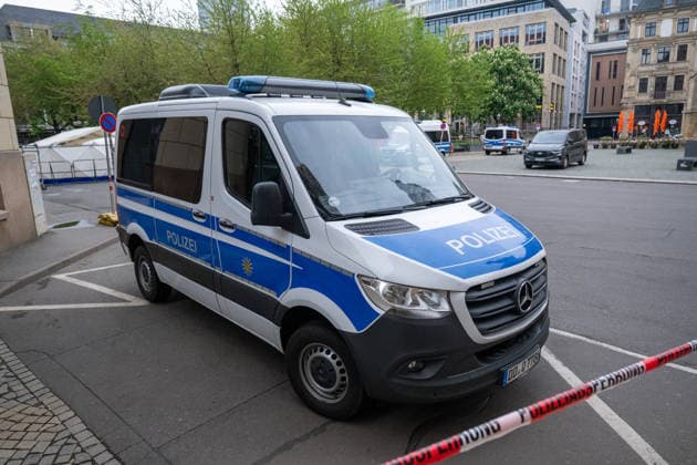 Leipzig - Einen Tag nach der Amok-Fahrt: Stadt steht unter Schock, Polizei sperrt weiter Tatort ab, Wochenmarkt abgesagt 05.05.2026 gegen 7.30 Uhr Leipzig, Thomasgasse Markt Fotograf: EHL Media Erik-Holm Langhof Einen Tag nach dem tragischen Ende einer Amok-Fahrt durch die Leipziger Innenstadt laufen die Ermittlungen der Polizei zu den Tatumständen weiter. Wie die Polizei am Abend mitteilte, liefen die Ermittlungen gegen einen 33-jährigen Deutschen. Ihm wird vorgeworfen, eine 63-jährige Frau und einen 77-jährigen Mann mit einem VW Taigo erfasst und getötet sowie weitere Menschen verletzt zu haben. Es werde wegen zweifachen Mordes und mehrfachen Mordversuchs ermittelt. Die mutmaßlichen Hintergründe der Tat sind Gegenstand der laufend Copyright: xEHLxMedia Erik-HolmxLanghofx 20260505_amok-tag2-leipzig_15