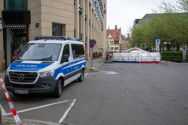 Leipzig - Einen Tag nach der Amok-Fahrt: Stadt steht unter Schock, Polizei sperrt weiter Tatort ab, Wochenmarkt abgesagt 05.05.2026 gegen 7.30 Uhr Leipzig, Thomasgasse Markt Fotograf: EHL Media Erik-Holm Langhof Einen Tag nach dem tragischen Ende einer Amok-Fahrt durch die Leipziger Innenstadt laufen die Ermittlungen der Polizei zu den Tatumständen weiter. Wie die Polizei am Abend mitteilte, liefen die Ermittlungen gegen einen 33-jährigen Deutschen. Ihm wird vorgeworfen, eine 63-jährige Frau und einen 77-jährigen Mann mit einem VW Taigo erfasst und getötet sowie weitere Menschen verletzt zu haben. Es werde wegen zweifachen Mordes und mehrfachen Mordversuchs ermittelt. Die mutmaßlichen Hintergründe der Tat sind Gegenstand der laufend Copyright: xEHLxMedia Erik-HolmxLanghofx 20260505_amok-tag2-leipzig_16