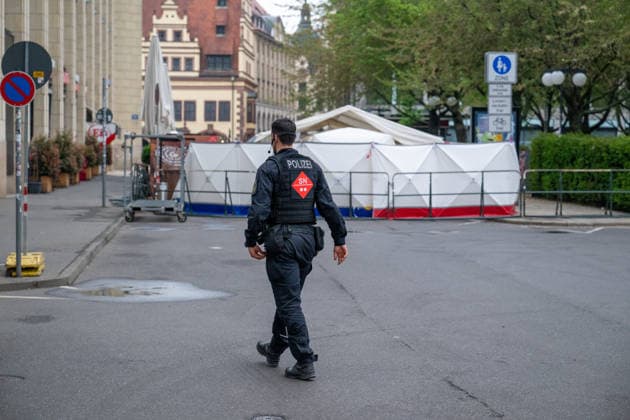 Leipzig - Einen Tag nach der Amok-Fahrt: Stadt steht unter Schock, Polizei sperrt weiter Tatort ab, Wochenmarkt abgesagt 05.05.2026 gegen 7.30 Uhr Leipzig, Thomasgasse Markt Fotograf: EHL Media Erik-Holm Langhof Einen Tag nach dem tragischen Ende einer Amok-Fahrt durch die Leipziger Innenstadt laufen die Ermittlungen der Polizei zu den Tatumständen weiter. Wie die Polizei am Abend mitteilte, liefen die Ermittlungen gegen einen 33-jährigen Deutschen. Ihm wird vorgeworfen, eine 63-jährige Frau und einen 77-jährigen Mann mit einem VW Taigo erfasst und getötet sowie weitere Menschen verletzt zu haben. Es werde wegen zweifachen Mordes und mehrfachen Mordversuchs ermittelt. Die mutmaßlichen Hintergründe der Tat sind Gegenstand der laufend Copyright: xEHLxMedia Erik-HolmxLanghofx 20260505_amok-tag2-leipzig_17