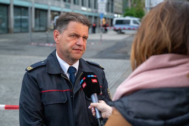 Leipzig - Einen Tag nach der Amok-Fahrt: Stadt steht unter Schock, Polizei sperrt weiter Tatort ab, Wochenmarkt abgesagt 05.05.2026 gegen 7.30 Uhr Leipzig, Thomasgasse Markt Fotograf: EHL Media Erik-Holm Langhof Einen Tag nach dem tragischen Ende einer Amok-Fahrt durch die Leipziger Innenstadt laufen die Ermittlungen der Polizei zu den Tatumständen weiter. Wie die Polizei am Abend mitteilte, liefen die Ermittlungen gegen einen 33-jährigen Deutschen. Ihm wird vorgeworfen, eine 63-jährige Frau und einen 77-jährigen Mann mit einem VW Taigo erfasst und getötet sowie weitere Menschen verletzt zu haben. Es werde wegen zweifachen Mordes und mehrfachen Mordversuchs ermittelt. Die mutmaßlichen Hintergründe der Tat sind Gegenstand der laufend Copyright: xEHLxMedia Erik-HolmxLanghofx 20260505_amok-tag2-leipzig_18