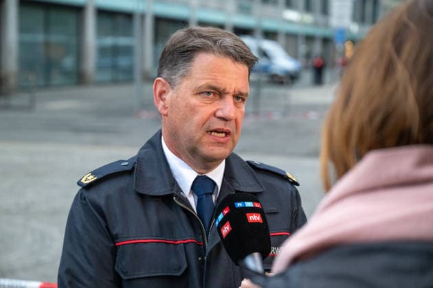 Leipzig - Einen Tag nach der Amok-Fahrt: Stadt steht unter Schock, Polizei sperrt weiter Tatort ab, Wochenmarkt abgesagt 05.05.2026 gegen 7.30 Uhr Leipzig, Thomasgasse Markt Fotograf: EHL Media Erik-Holm Langhof Einen Tag nach dem tragischen Ende einer Amok-Fahrt durch die Leipziger Innenstadt laufen die Ermittlungen der Polizei zu den Tatumständen weiter. Wie die Polizei am Abend mitteilte, liefen die Ermittlungen gegen einen 33-jährigen Deutschen. Ihm wird vorgeworfen, eine 63-jährige Frau und einen 77-jährigen Mann mit einem VW Taigo erfasst und getötet sowie weitere Menschen verletzt zu haben. Es werde wegen zweifachen Mordes und mehrfachen Mordversuchs ermittelt. Die mutmaßlichen Hintergründe der Tat sind Gegenstand der laufend Copyright: xEHLxMedia Erik-HolmxLanghofx 20260505_amok-tag2-leipzig_19