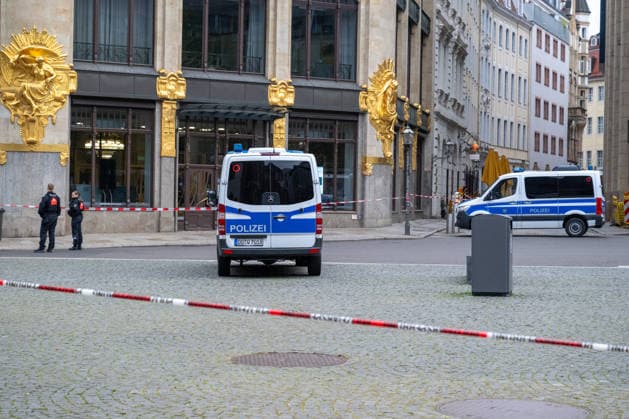 Leipzig - Einen Tag nach der Amok-Fahrt: Stadt steht unter Schock, Polizei sperrt weiter Tatort ab, Wochenmarkt abgesagt 05.05.2026 gegen 7.30 Uhr Leipzig, Thomasgasse Markt Fotograf: EHL Media Erik-Holm Langhof Einen Tag nach dem tragischen Ende einer Amok-Fahrt durch die Leipziger Innenstadt laufen die Ermittlungen der Polizei zu den Tatumständen weiter. Wie die Polizei am Abend mitteilte, liefen die Ermittlungen gegen einen 33-jährigen Deutschen. Ihm wird vorgeworfen, eine 63-jährige Frau und einen 77-jährigen Mann mit einem VW Taigo erfasst und getötet sowie weitere Menschen verletzt zu haben. Es werde wegen zweifachen Mordes und mehrfachen Mordversuchs ermittelt. Die mutmaßlichen Hintergründe der Tat sind Gegenstand der laufend Copyright: xEHLxMedia Erik-HolmxLanghofx 20260505_amok-tag2-leipzig_2