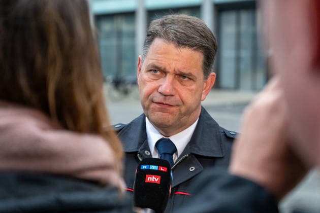 Leipzig - Einen Tag nach der Amok-Fahrt: Stadt steht unter Schock, Polizei sperrt weiter Tatort ab, Wochenmarkt abgesagt 05.05.2026 gegen 7.30 Uhr Leipzig, Thomasgasse Markt Fotograf: EHL Media Erik-Holm Langhof Einen Tag nach dem tragischen Ende einer Amok-Fahrt durch die Leipziger Innenstadt laufen die Ermittlungen der Polizei zu den Tatumständen weiter. Wie die Polizei am Abend mitteilte, liefen die Ermittlungen gegen einen 33-jährigen Deutschen. Ihm wird vorgeworfen, eine 63-jährige Frau und einen 77-jährigen Mann mit einem VW Taigo erfasst und getötet sowie weitere Menschen verletzt zu haben. Es werde wegen zweifachen Mordes und mehrfachen Mordversuchs ermittelt. Die mutmaßlichen Hintergründe der Tat sind Gegenstand der laufend Copyright: xEHLxMedia Erik-HolmxLanghofx 20260505_amok-tag2-leipzig_20
