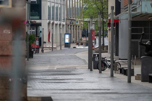 Leipzig - Einen Tag nach der Amok-Fahrt: Stadt steht unter Schock, Polizei sperrt weiter Tatort ab, Wochenmarkt abgesagt 05.05.2026 gegen 7.30 Uhr Leipzig, Thomasgasse Markt Fotograf: EHL Media Erik-Holm Langhof Einen Tag nach dem tragischen Ende einer Amok-Fahrt durch die Leipziger Innenstadt laufen die Ermittlungen der Polizei zu den Tatumständen weiter. Wie die Polizei am Abend mitteilte, liefen die Ermittlungen gegen einen 33-jährigen Deutschen. Ihm wird vorgeworfen, eine 63-jährige Frau und einen 77-jährigen Mann mit einem VW Taigo erfasst und getötet sowie weitere Menschen verletzt zu haben. Es werde wegen zweifachen Mordes und mehrfachen Mordversuchs ermittelt. Die mutmaßlichen Hintergründe der Tat sind Gegenstand der laufend Copyright: xEHLxMedia Erik-HolmxLanghofx 20260505_amok-tag2-leipzig_21