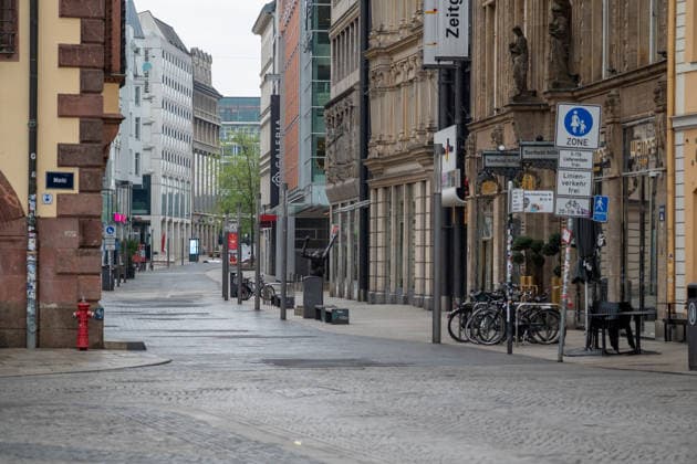 Leipzig - Einen Tag nach der Amok-Fahrt: Stadt steht unter Schock, Polizei sperrt weiter Tatort ab, Wochenmarkt abgesagt 05.05.2026 gegen 7.30 Uhr Leipzig, Thomasgasse Markt Fotograf: EHL Media Erik-Holm Langhof Einen Tag nach dem tragischen Ende einer Amok-Fahrt durch die Leipziger Innenstadt laufen die Ermittlungen der Polizei zu den Tatumständen weiter. Wie die Polizei am Abend mitteilte, liefen die Ermittlungen gegen einen 33-jährigen Deutschen. Ihm wird vorgeworfen, eine 63-jährige Frau und einen 77-jährigen Mann mit einem VW Taigo erfasst und getötet sowie weitere Menschen verletzt zu haben. Es werde wegen zweifachen Mordes und mehrfachen Mordversuchs ermittelt. Die mutmaßlichen Hintergründe der Tat sind Gegenstand der laufend Copyright: xEHLxMedia Erik-HolmxLanghofx 20260505_amok-tag2-leipzig_22