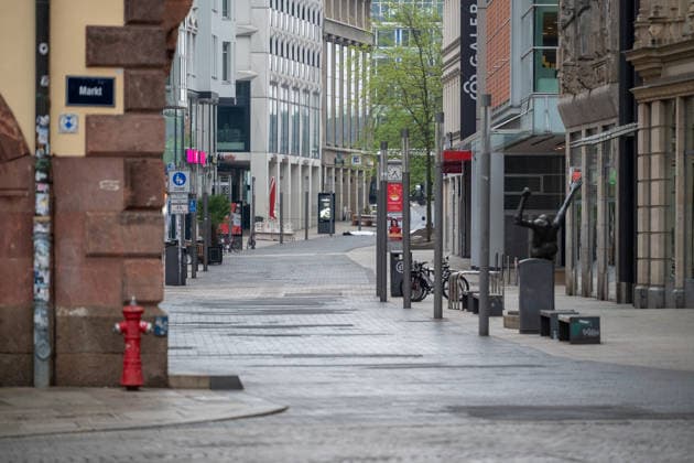 Leipzig - Einen Tag nach der Amok-Fahrt: Stadt steht unter Schock, Polizei sperrt weiter Tatort ab, Wochenmarkt abgesagt 05.05.2026 gegen 7.30 Uhr Leipzig, Thomasgasse Markt Fotograf: EHL Media Erik-Holm Langhof Einen Tag nach dem tragischen Ende einer Amok-Fahrt durch die Leipziger Innenstadt laufen die Ermittlungen der Polizei zu den Tatumständen weiter. Wie die Polizei am Abend mitteilte, liefen die Ermittlungen gegen einen 33-jährigen Deutschen. Ihm wird vorgeworfen, eine 63-jährige Frau und einen 77-jährigen Mann mit einem VW Taigo erfasst und getötet sowie weitere Menschen verletzt zu haben. Es werde wegen zweifachen Mordes und mehrfachen Mordversuchs ermittelt. Die mutmaßlichen Hintergründe der Tat sind Gegenstand der laufend Copyright: xEHLxMedia Erik-HolmxLanghofx 20260505_amok-tag2-leipzig_23