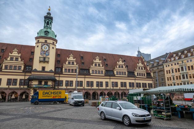 Leipzig - Einen Tag nach der Amok-Fahrt: Stadt steht unter Schock, Polizei sperrt weiter Tatort ab, Wochenmarkt abgesagt 05.05.2026 gegen 7.30 Uhr Leipzig, Thomasgasse Markt Fotograf: EHL Media Erik-Holm Langhof Einen Tag nach dem tragischen Ende einer Amok-Fahrt durch die Leipziger Innenstadt laufen die Ermittlungen der Polizei zu den Tatumständen weiter. Wie die Polizei am Abend mitteilte, liefen die Ermittlungen gegen einen 33-jährigen Deutschen. Ihm wird vorgeworfen, eine 63-jährige Frau und einen 77-jährigen Mann mit einem VW Taigo erfasst und getötet sowie weitere Menschen verletzt zu haben. Es werde wegen zweifachen Mordes und mehrfachen Mordversuchs ermittelt. Die mutmaßlichen Hintergründe der Tat sind Gegenstand der laufend Copyright: xEHLxMedia Erik-HolmxLanghofx 20260505_amok-tag2-leipzig_24