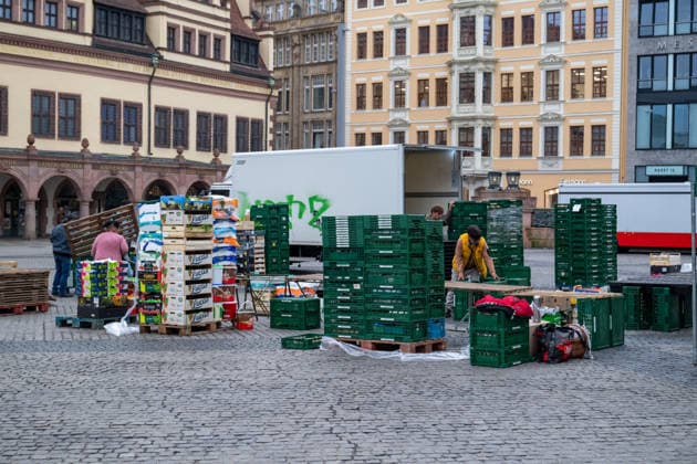 Leipzig - Einen Tag nach der Amok-Fahrt: Stadt steht unter Schock, Polizei sperrt weiter Tatort ab, Wochenmarkt abgesagt 05.05.2026 gegen 7.30 Uhr Leipzig, Thomasgasse Markt Fotograf: EHL Media Erik-Holm Langhof Einen Tag nach dem tragischen Ende einer Amok-Fahrt durch die Leipziger Innenstadt laufen die Ermittlungen der Polizei zu den Tatumständen weiter. Wie die Polizei am Abend mitteilte, liefen die Ermittlungen gegen einen 33-jährigen Deutschen. Ihm wird vorgeworfen, eine 63-jährige Frau und einen 77-jährigen Mann mit einem VW Taigo erfasst und getötet sowie weitere Menschen verletzt zu haben. Es werde wegen zweifachen Mordes und mehrfachen Mordversuchs ermittelt. Die mutmaßlichen Hintergründe der Tat sind Gegenstand der laufend Copyright: xEHLxMedia Erik-HolmxLanghofx 20260505_amok-tag2-leipzig_25