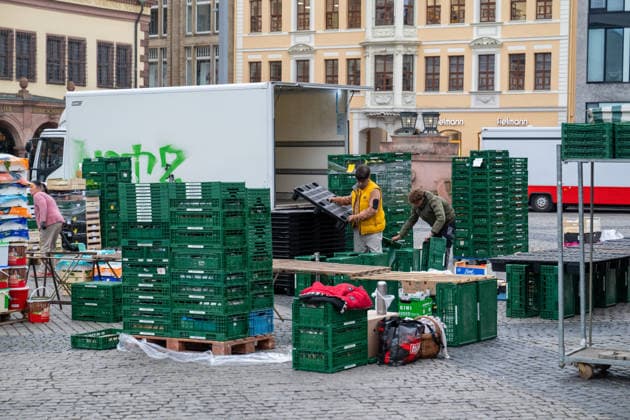 Leipzig - Einen Tag nach der Amok-Fahrt: Stadt steht unter Schock, Polizei sperrt weiter Tatort ab, Wochenmarkt abgesagt 05.05.2026 gegen 7.30 Uhr Leipzig, Thomasgasse Markt Fotograf: EHL Media Erik-Holm Langhof Einen Tag nach dem tragischen Ende einer Amok-Fahrt durch die Leipziger Innenstadt laufen die Ermittlungen der Polizei zu den Tatumständen weiter. Wie die Polizei am Abend mitteilte, liefen die Ermittlungen gegen einen 33-jährigen Deutschen. Ihm wird vorgeworfen, eine 63-jährige Frau und einen 77-jährigen Mann mit einem VW Taigo erfasst und getötet sowie weitere Menschen verletzt zu haben. Es werde wegen zweifachen Mordes und mehrfachen Mordversuchs ermittelt. Die mutmaßlichen Hintergründe der Tat sind Gegenstand der laufend Copyright: xEHLxMedia Erik-HolmxLanghofx 20260505_amok-tag2-leipzig_26