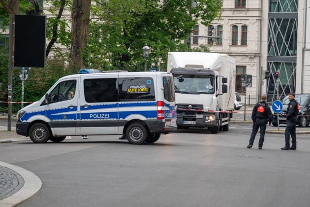 Leipzig - Einen Tag nach der Amok-Fahrt: Stadt steht unter Schock, Polizei sperrt weiter Tatort ab, Wochenmarkt abgesagt 05.05.2026 gegen 7.30 Uhr Leipzig, Thomasgasse Markt Fotograf: EHL Media Erik-Holm Langhof Einen Tag nach dem tragischen Ende einer Amok-Fahrt durch die Leipziger Innenstadt laufen die Ermittlungen der Polizei zu den Tatumständen weiter. Wie die Polizei am Abend mitteilte, liefen die Ermittlungen gegen einen 33-jährigen Deutschen. Ihm wird vorgeworfen, eine 63-jährige Frau und einen 77-jährigen Mann mit einem VW Taigo erfasst und getötet sowie weitere Menschen verletzt zu haben. Es werde wegen zweifachen Mordes und mehrfachen Mordversuchs ermittelt. Die mutmaßlichen Hintergründe der Tat sind Gegenstand der laufend Copyright: xEHLxMedia Erik-HolmxLanghofx 20260505_amok-tag2-leipzig_27