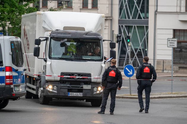 Leipzig - Einen Tag nach der Amok-Fahrt: Stadt steht unter Schock, Polizei sperrt weiter Tatort ab, Wochenmarkt abgesagt 05.05.2026 gegen 7.30 Uhr Leipzig, Thomasgasse Markt Fotograf: EHL Media Erik-Holm Langhof Einen Tag nach dem tragischen Ende einer Amok-Fahrt durch die Leipziger Innenstadt laufen die Ermittlungen der Polizei zu den Tatumständen weiter. Wie die Polizei am Abend mitteilte, liefen die Ermittlungen gegen einen 33-jährigen Deutschen. Ihm wird vorgeworfen, eine 63-jährige Frau und einen 77-jährigen Mann mit einem VW Taigo erfasst und getötet sowie weitere Menschen verletzt zu haben. Es werde wegen zweifachen Mordes und mehrfachen Mordversuchs ermittelt. Die mutmaßlichen Hintergründe der Tat sind Gegenstand der laufend Copyright: xEHLxMedia Erik-HolmxLanghofx 20260505_amok-tag2-leipzig_28