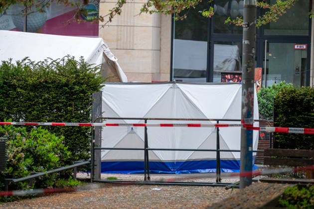 Leipzig - Einen Tag nach der Amok-Fahrt: Stadt steht unter Schock, Polizei sperrt weiter Tatort ab, Wochenmarkt abgesagt 05.05.2026 gegen 7.30 Uhr Leipzig, Thomasgasse Markt Fotograf: EHL Media Erik-Holm Langhof Einen Tag nach dem tragischen Ende einer Amok-Fahrt durch die Leipziger Innenstadt laufen die Ermittlungen der Polizei zu den Tatumständen weiter. Wie die Polizei am Abend mitteilte, liefen die Ermittlungen gegen einen 33-jährigen Deutschen. Ihm wird vorgeworfen, eine 63-jährige Frau und einen 77-jährigen Mann mit einem VW Taigo erfasst und getötet sowie weitere Menschen verletzt zu haben. Es werde wegen zweifachen Mordes und mehrfachen Mordversuchs ermittelt. Die mutmaßlichen Hintergründe der Tat sind Gegenstand der laufend Copyright: xEHLxMedia Erik-HolmxLanghofx 20260505_amok-tag2-leipzig_5