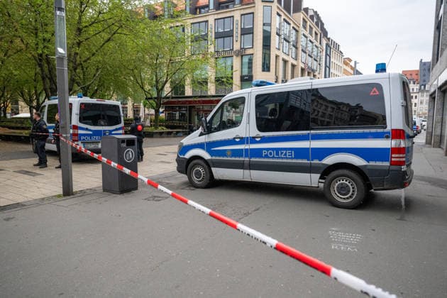 Leipzig - Einen Tag nach der Amok-Fahrt: Stadt steht unter Schock, Polizei sperrt weiter Tatort ab, Wochenmarkt abgesagt 05.05.2026 gegen 7.30 Uhr Leipzig, Thomasgasse Markt Fotograf: EHL Media Erik-Holm Langhof Einen Tag nach dem tragischen Ende einer Amok-Fahrt durch die Leipziger Innenstadt laufen die Ermittlungen der Polizei zu den Tatumständen weiter. Wie die Polizei am Abend mitteilte, liefen die Ermittlungen gegen einen 33-jährigen Deutschen. Ihm wird vorgeworfen, eine 63-jährige Frau und einen 77-jährigen Mann mit einem VW Taigo erfasst und getötet sowie weitere Menschen verletzt zu haben. Es werde wegen zweifachen Mordes und mehrfachen Mordversuchs ermittelt. Die mutmaßlichen Hintergründe der Tat sind Gegenstand der laufend Copyright: xEHLxMedia Erik-HolmxLanghofx 20260505_amok-tag2-leipzig_6