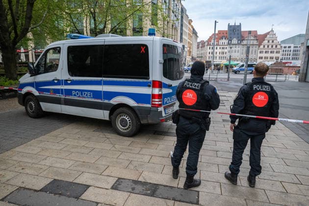 Leipzig - Einen Tag nach der Amok-Fahrt: Stadt steht unter Schock, Polizei sperrt weiter Tatort ab, Wochenmarkt abgesagt 05.05.2026 gegen 7.30 Uhr Leipzig, Thomasgasse Markt Fotograf: EHL Media Erik-Holm Langhof Einen Tag nach dem tragischen Ende einer Amok-Fahrt durch die Leipziger Innenstadt laufen die Ermittlungen der Polizei zu den Tatumständen weiter. Wie die Polizei am Abend mitteilte, liefen die Ermittlungen gegen einen 33-jährigen Deutschen. Ihm wird vorgeworfen, eine 63-jährige Frau und einen 77-jährigen Mann mit einem VW Taigo erfasst und getötet sowie weitere Menschen verletzt zu haben. Es werde wegen zweifachen Mordes und mehrfachen Mordversuchs ermittelt. Die mutmaßlichen Hintergründe der Tat sind Gegenstand der laufend Copyright: xEHLxMedia Erik-HolmxLanghofx 20260505_amok-tag2-leipzig_8