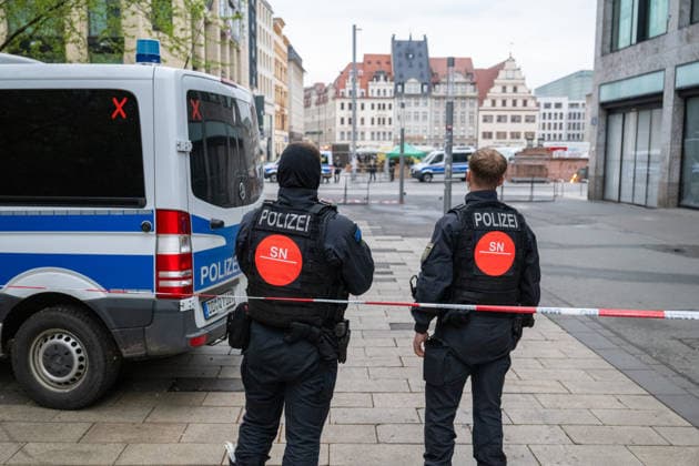 Leipzig - Einen Tag nach der Amok-Fahrt: Stadt steht unter Schock, Polizei sperrt weiter Tatort ab, Wochenmarkt abgesagt 05.05.2026 gegen 7.30 Uhr Leipzig, Thomasgasse Markt Fotograf: EHL Media Erik-Holm Langhof Einen Tag nach dem tragischen Ende einer Amok-Fahrt durch die Leipziger Innenstadt laufen die Ermittlungen der Polizei zu den Tatumständen weiter. Wie die Polizei am Abend mitteilte, liefen die Ermittlungen gegen einen 33-jährigen Deutschen. Ihm wird vorgeworfen, eine 63-jährige Frau und einen 77-jährigen Mann mit einem VW Taigo erfasst und getötet sowie weitere Menschen verletzt zu haben. Es werde wegen zweifachen Mordes und mehrfachen Mordversuchs ermittelt. Die mutmaßlichen Hintergründe der Tat sind Gegenstand der laufend Copyright: xEHLxMedia Erik-HolmxLanghofx 20260505_amok-tag2-leipzig_9