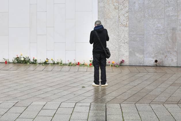 Leipzig, Saxony, Germany, 05 05 2026 After a car drove into a crowd of people on Monday, the crime scene on Grimmaische Straße is still cordoned off the following morning People lay flowers and candles nearby Copyright: xdtsxNachrichtenagenturx dts_117617
