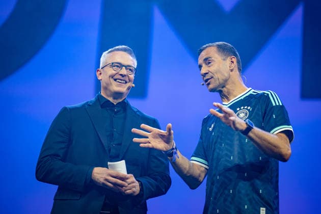 Karsten Wildberger, Federal Minister for Digitalization and State Modernization, left, together with presenter Kai Pflaume at the start of the festival on the Conference Stage OMR26 Festival in Hamburg, Hamburg Hamburg Deutschland Messe