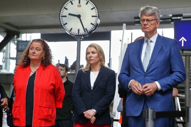 Berlin, Germany, 05 05 2026 Central Station Ministry of Transport and Deutsche Bahn present Respect campaign Heike Moll, Evelyn Palla and Federal Minister of Transport Patrick Schnieder CDU Copyright: xdtsxNachrichtenagenturx dts_117631