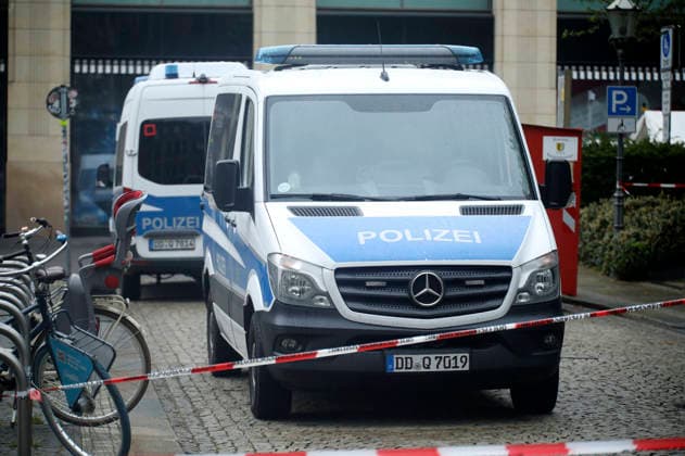 Leipzig city center cordoned off over a wide area to secure evidence A 33-year-old man from Leipzig crashed his car into a crowd of people in the pedestrian zone of Leipzig city center on Monday Two people were killed and numerous injured Only a bollard stopped the car at the end of Grimmaische Straße Leipzig, 05 05 2026 Foto:xAgenturxWehnertx xGränzdörferx xFuturexImagex amokfahrt_6502