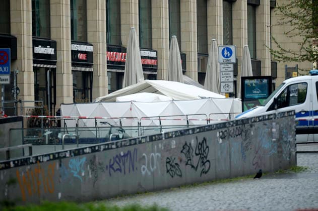 Leipzig city center cordoned off over a wide area to secure evidence A 33-year-old man from Leipzig crashed his car into a crowd of people in the pedestrian zone of Leipzig city center on Monday Two people were killed and numerous injured Only a bollard stopped the car at the end of Grimmaische Straße Leipzig, 05 05 2026 Foto:xAgenturxWehnertx xGränzdörferx xFuturexImagex amokfahrt_6501
