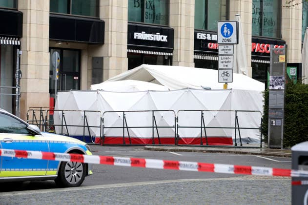 Leipzig city center cordoned off over a wide area to secure evidence A 33-year-old man from Leipzig crashed his car into a crowd of people in the pedestrian zone of Leipzig city center on Monday Two people were killed and numerous injured Only a bollard stopped the car at the end of Grimmaische Straße Leipzig, 05 05 2026 Foto:xAgenturxWehnertx xGränzdörferx xFuturexImagex amokfahrt_6503