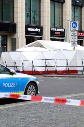 Leipzig city center cordoned off over a wide area to secure evidence A 33-year-old man from Leipzig crashed his car into a crowd of people in the pedestrian zone of Leipzig city center on Monday Two people were killed and numerous injured Only a bollard stopped the car at the end of Grimmaische Straße Leipzig, 05 05 2026 Foto:xAgenturxWehnertx xGränzdörferx xFuturexImagex amokfahrt_6504
