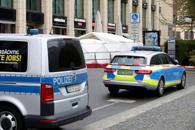 Leipzig city center cordoned off over a wide area to secure evidence A 33-year-old man from Leipzig crashed his car into a crowd of people in the pedestrian zone of Leipzig city center on Monday Two people were killed and numerous injured Only a bollard stopped the car at the end of Grimmaische Straße Leipzig, 05 05 2026 Foto:xAgenturxWehnertx xGränzdörferx xFuturexImagex amokfahrt_6505