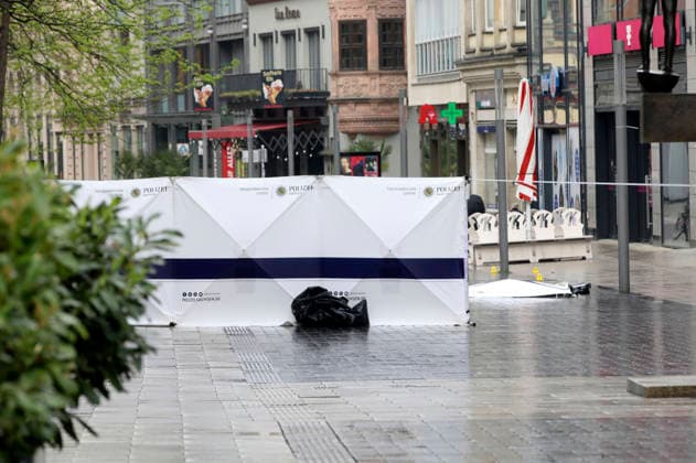 Leipzig city center cordoned off over a wide area to secure evidence A 33-year-old man from Leipzig crashed his car into a crowd of people in the pedestrian zone of Leipzig city center on Monday Two people were killed and numerous injured Only a bollard stopped the car at the end of Grimmaische Straße Leipzig, 05 05 2026 Foto:xAgenturxWehnertx xGränzdörferx xFuturexImagex amokfahrt_6506