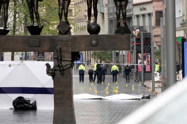 Leipzig city center cordoned off over a wide area to secure evidence A 33-year-old man from Leipzig crashed his car into a crowd of people in the pedestrian zone of Leipzig city center on Monday Two people were killed and numerous injured Only a bollard stopped the car at the end of Grimmaische Straße Leipzig, 05 05 2026 Foto:xAgenturxWehnertx xGränzdörferx xFuturexImagex amokfahrt_6507