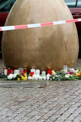 People lay flowers in memory of the two fatalities In the pedestrian zone in Leipzig city center on Monday, a 33-year-old man from Leipzig drove his car into a crowd of people There are two fatalities and numerous injuries Only a bollard stops the car at the end of Grimmaische Straße Leipzig, 05 05 2026 Foto:xAgenturxWehnertx xGränzdörferx xFuturexImagex amokfahrt_6508