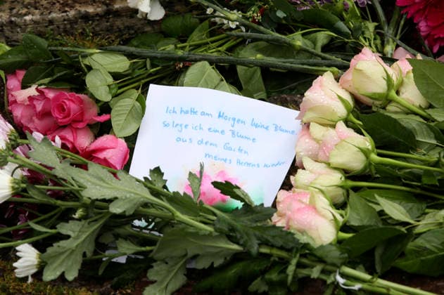 People lay flowers in memory of the two fatalities In the pedestrian zone in Leipzig city center on Monday, a 33-year-old man from Leipzig drove his car into a crowd of people There are two fatalities and numerous injuries Only a bollard stops the car at the end of Grimmaische Straße Leipzig, 05 05 2026 Foto:xAgenturxWehnertx xGränzdörferx xFuturexImagex amokfahrt_6510