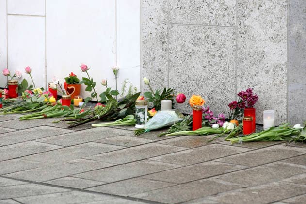 People lay flowers in memory of the two fatalities In the pedestrian zone in Leipzig city center on Monday, a 33-year-old man from Leipzig drove his car into a crowd of people There are two fatalities and numerous injuries Only a bollard stops the car at the end of Grimmaische Straße Leipzig, 05 05 2026 Foto:xAgenturxWehnertx xGränzdörferx xFuturexImagex amokfahrt_6512