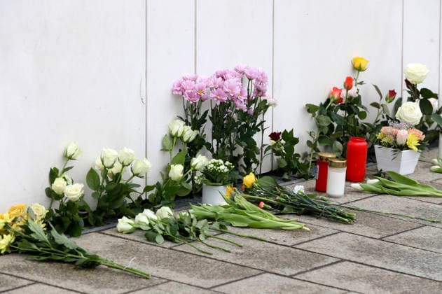 People lay flowers in memory of the two fatalities In the pedestrian zone in Leipzig city center on Monday, a 33-year-old man from Leipzig drove his car into a crowd of people There are two fatalities and numerous injuries Only a bollard stops the car at the end of Grimmaische Straße Leipzig, 05 05 2026 Foto:xAgenturxWehnertx xGränzdörferx xFuturexImagex amokfahrt_6513