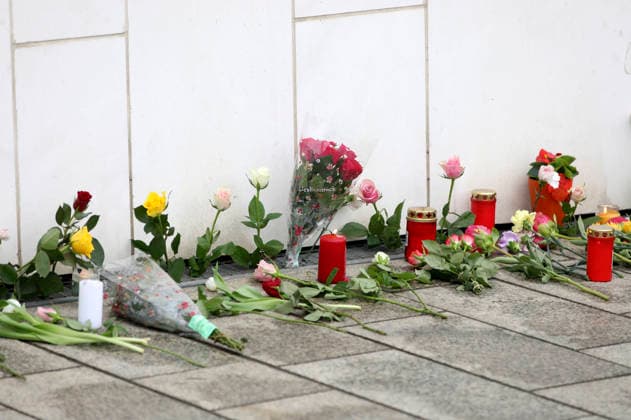 People lay flowers in memory of the two fatalities In the pedestrian zone in Leipzig city center on Monday, a 33-year-old man from Leipzig drove his car into a crowd of people There are two fatalities and numerous injuries Only a bollard stops the car at the end of Grimmaische Straße Leipzig, 05 05 2026 Foto:xAgenturxWehnertx xGränzdörferx xFuturexImagex amokfahrt_6514