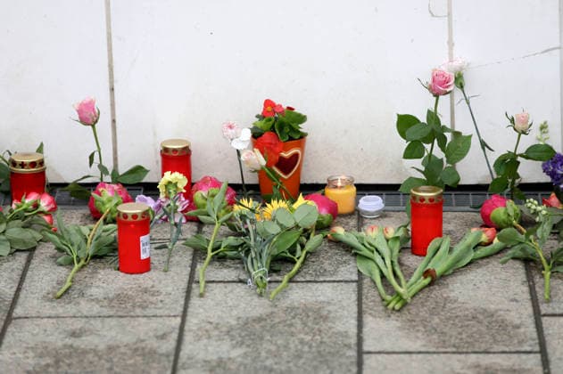 People lay flowers in memory of the two fatalities In the pedestrian zone in Leipzig city center on Monday, a 33-year-old man from Leipzig drove his car into a crowd of people There are two fatalities and numerous injuries Only a bollard stops the car at the end of Grimmaische Straße Leipzig, 05 05 2026 Foto:xAgenturxWehnertx xGränzdörferx xFuturexImagex amokfahrt_6515