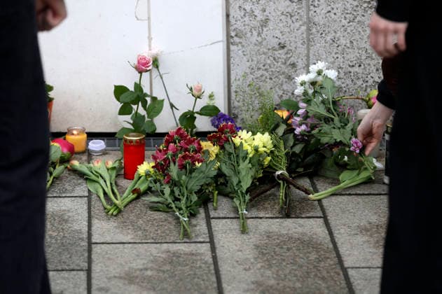 People lay flowers in memory of the two fatalities In the pedestrian zone in Leipzig city center on Monday, a 33-year-old man from Leipzig drove his car into a crowd of people There are two fatalities and numerous injuries Only a bollard stops the car at the end of Grimmaische Straße Leipzig, 05 05 2026 Foto:xAgenturxWehnertx xGränzdörferx xFuturexImagex amokfahrt_6516