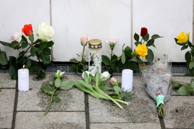 People lay flowers in memory of the two fatalities In the pedestrian zone in Leipzig city center on Monday, a 33-year-old man from Leipzig drove his car into a crowd of people There are two fatalities and numerous injuries Only a bollard stops the car at the end of Grimmaische Straße Leipzig, 05 05 2026 Foto:xAgenturxWehnertx xGränzdörferx xFuturexImagex amokfahrt_6517