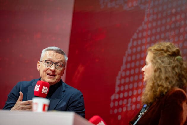 Federal Minister Karsten Wildberger in conversation with BILD Business Director Patricia Platiel OMR26 Festival in Hamburg BILD Stage by Axel Springer Verlag, Hamburg Hamburg Deutschland Messe