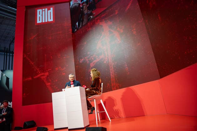 Federal Minister Karsten Wildberger in conversation with BILD Business Director Patricia Platiel OMR26 Festival in Hamburg BILD Stage by Axel Springer Verlag, Hamburg Hamburg Deutschland Messe