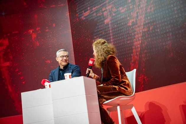 Federal Minister Karsten Wildberger in conversation with BILD Business Director Patricia Platiel OMR26 Festival in Hamburg BILD Stage by Axel Springer Verlag, Hamburg Hamburg Deutschland Messe