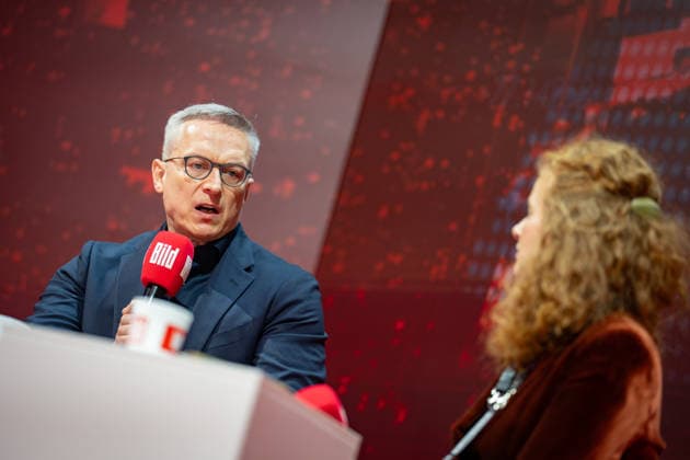 Federal Minister Karsten Wildberger in conversation with BILD Business Director Patricia Platiel OMR26 Festival in Hamburg BILD Stage by Axel Springer Verlag, Hamburg Hamburg Deutschland Messe