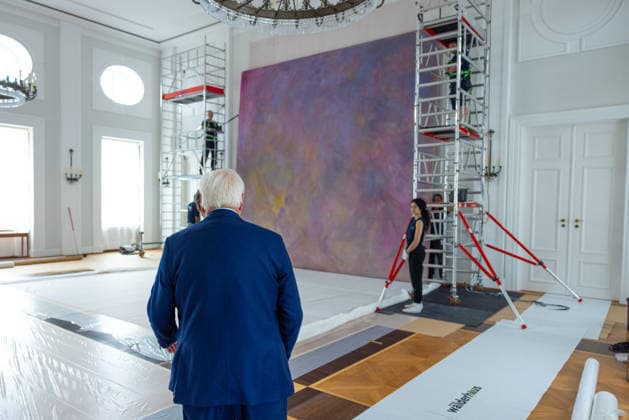 Sanierungsarbeiten im Schloss Bellevue Abbau des Kunstwerks von Künstler Gotthard Graubner im Großen Saal des Schlosses Bellevue. Deutschland, Berlin am 5. Mai 2026: Bundespräsident Frank-Walter Steinmeier im großen Festsaal während des Abbaus des Kunstwerks. Im Zuge der über 600¯Millionen Euro teuren grundlegenden Sanierung des Amtssitzes des deutschen Bundespräsidenten werden an den Wandflächen der beiden Stirnseiten des Großen Saales zwei großformatige Farbraumkörper (Kissenbilder) des Künstlers Gotthard Graubner mit dem Titel Begegnungen (1988) abgehängt.