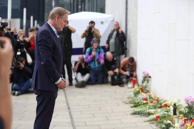 Leipzig, Saxony, Germany, 05 05 2026 Burkhard Jung, SPD, Lord Mayor of Leipzig, lays a wreath After a car drove into a crowd of people on Monday, the crime scene on Grimmaische Straße is still cordoned off the following morning People lay flowers and candles nearby Copyright: xdtsxNachrichtenagenturx dts_117723