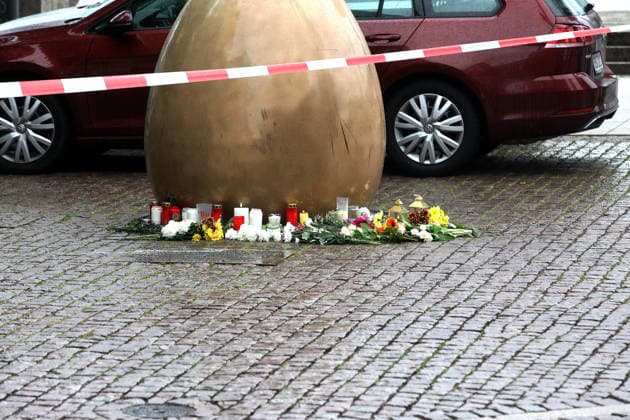 search for traces after amokfart in leipzig Leipzig , 05 05 2036 One day after Jeffrey K drove amok in Grimmaische Straße in downtown Leipzig, passers-by lay flowers and candles at the scene of the accident Saxony Germany Copyright: xMatthiasxGränzdörferx