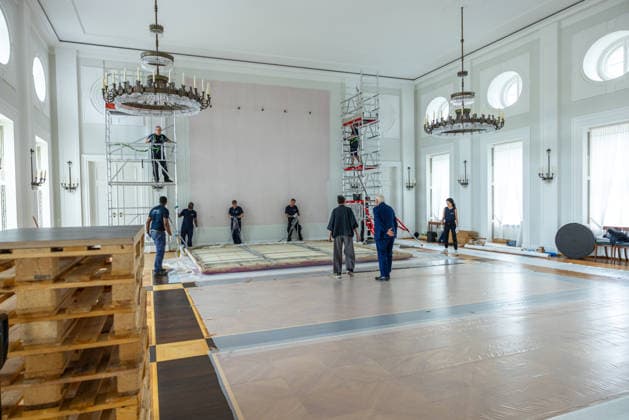 Renovation work at Bellevue Palace Dismantling the artwork by artist Gotthard Graubner in the Great Hall of Bellevue P